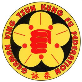 Logo der German Ving Tsun Kung Fu Federation mit stilisierter roter Faust auf gelbem Hintergrund.