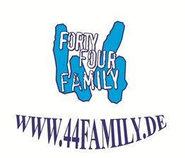 Blaues "Forty Four Family"-Logo mit Webseite www.44family.de darunter.