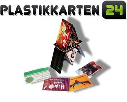Ein Kartenhaus aus Plastikkarten vor einem weißen Hintergrund, oben der Schriftzug "PLASTIKKARTEN24".