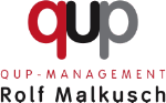 Logo mit „qup“, „QUP-MANAGEMENT“ und „Rolf Malkusch“ in verschiedenen Schriftarten und Farben.