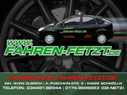 Schwarzes Auto mit Werbung der Fahrschule Fahren-Fetzt.de, Kontaktinformationen darunter.