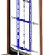 Metalen frame in houten rand, gebruikt voor wandinstallaties zoals sanitair of leidingen.