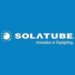 Logotipo de Solatube con fondo azul y lema: "Innovation in Daylighting".