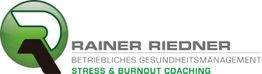 Grünes Logo mit Text: Rainer Riedner, Betriebliches Gesundheitsmanagement, Stress & Burnout Coaching.