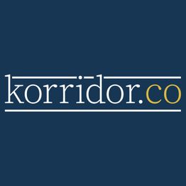 Logo mit dem Text "korridor.co" in weiß und gelb auf dunkelblauem Hintergrund.