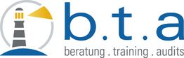 Logo mit Leuchtturm, Schriftzug "b.t.a beratung . training . audits" in Blau und Grau.