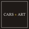 Schwarzer Hintergrund, weiße Schrift: "CARS & ART" in Großbuchstaben, "&" in Gold.