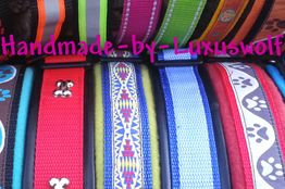 Verschiedene bunte Hundehalsbänder mit Mustern und Aufschrift "Handmade-by-Luxuswolf".