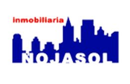 Logo de Inmobiliaria Nojasol con silueta azul de edificios y texto rojo y blanco.