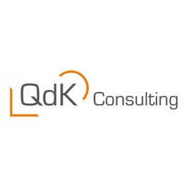 Logo von QdK Consulting in grau und orange mit geometrischen Akzenten.