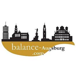 Augsburger Skyline-Silhouette mit Schriftzug "balance-Augsburg.com" und gelbem Bogen.