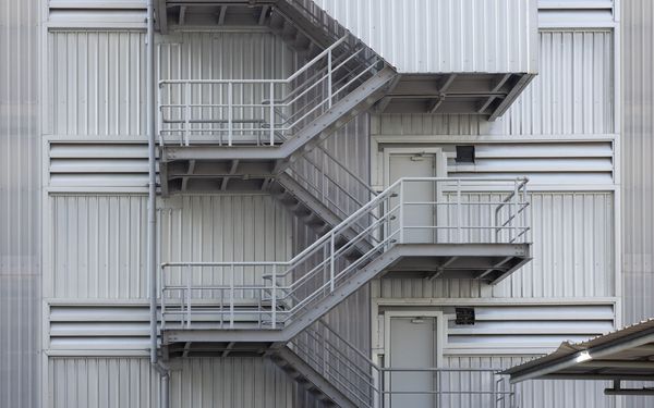Eine Metaltreppe an einem Gebäude