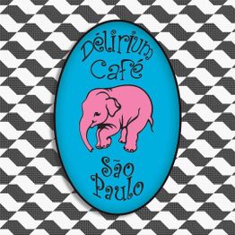 Emblema azul com elefante rosa e texto: "Délirium Café, São Paulo". Fundo em padrão preto e branco.
