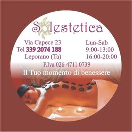 Donna rilassata con pietre sul corpo in una spa, informazioni e orari del centro benessere "Solestetica".