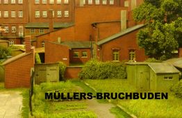 Backstein-Gebäude mit Schuppen und Bäumen; Text "Müllers-Bruchbuden" im Vordergrund.