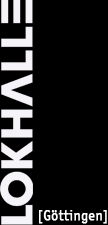 Schwarzes Banner mit vertikaler weißer Schrift "LOKHALLE [Göttingen]".