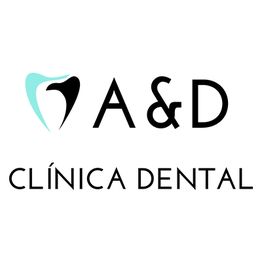 Logotipo de clínica dental A&D, con imagen de un diente estilizado en colores azul y negro.