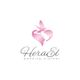 Due colombe su cuore rosa con testo "HeraEl wedding planner" in stile elegante.