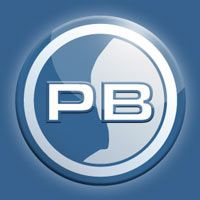 Logo mit blauen und weißen Elementen und den Buchstaben "PB" im Mittelpunkt.
