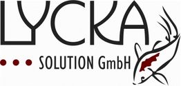 Logo von Lycka Solution GmbH mit einem stilisierten Fisch und drei roten Punkten.