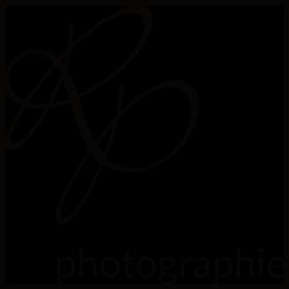 Schwarzes Logo mit geschwungenen Buchstaben und dem Wort "photographie" darunter.