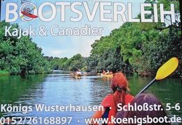 Gruppe beim Kajakfahren auf einem Fluss, umgeben von grüner Natur. Text: Bootsverleih Informationen.