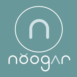 Logotipo con la palabra "noogar" en letra estilizada sobre fondo verde azulado.