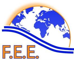 Logo mit Weltkarte und blauen Wellen, darunter die Buchstaben "F.E.E." in Orange.