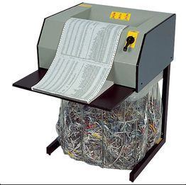 Máquina fragmentadora com papel impresso, saco cheio de papel picado abaixo.