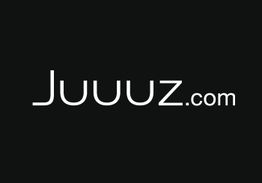 Schwarzer Hintergrund mit weißem Text "Juuuz.com" in moderner Schriftart.