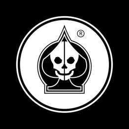 Schwarzes Logo mit einem Totenkopf auf einem Pik-Ass in einem weißen Kreis.
