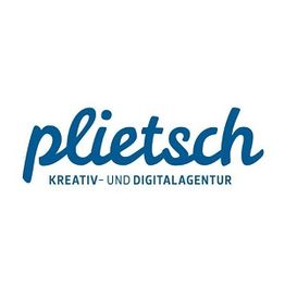Logo mit blauem Text "plietsch Kreativ- und Digitalagentur" auf weißem Hintergrund.