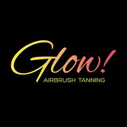 Schwarzer Hintergrund mit dem Schriftzug "Glow! Airbrush Tanning" in gelb-rotem Verlauf.