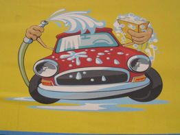 Coche rojo animado siendo lavado con agua y esponja, fondo amarillo.