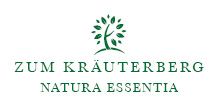 Logo mit grünem Baum, darunter steht "ZUM KRÄUTERBERG NATURA ESSENTIA" in grüner Schrift.
