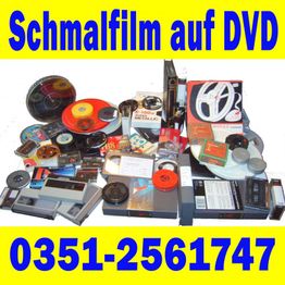 Alte Filmrollen und Kassetten auf einem Stapel, Text: "Schmalfilm auf DVD" und Telefonnummer.