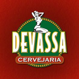 Logo da Cervejaria Devassa com uma silhueta feminina e fundo vermelho e verde.