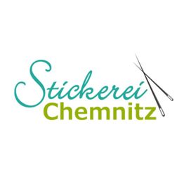 Logo mit Schriftzug "Stickerei Chemnitz" und zwei Nähnadeln rechts.
