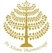 Goldenes Baumlogo der Po Kham Thaimassage mit Blattdesign, darunter Firmenname.