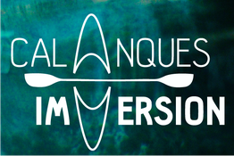 Texte blanc "Calanques Immersion" et kayak stylisé sur fond vert d'eau.