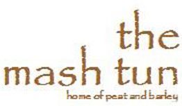 Textlogo "The Mash Tun", darunter "home of peat and barley" auf weißem Hintergrund.