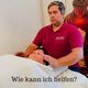 Mann gibt einer Person auf einer Liege eine Massage. Text: "Wie kann ich helfen?"