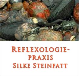 Steine in Wasser und Text: "Reflexologie-Praxis Silke Steinfatt" in roter Schrift.