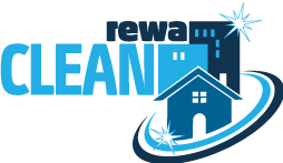 Logo mit blauen Gebäuden, "rewa CLEAN" und funkelnden Sternen.