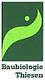 Logo von Baubiologie Thiesen: Grünes Blatt mit Punkt auf dunklem Hintergrund, Text unten.