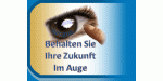 Nahaufnahme eines Auges mit Text: "Behalten Sie Ihre Zukunft im Auge" auf blauem Hintergrund.