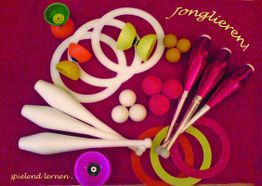 Jonglier-Set auf lila Hintergrund: Keulen, Ringe, Diabolos und Bälle. Text: „jonglieren! spielend lernen.“