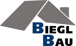 Logo mit grauem Dach und Text "BIEGL BAU" in Blau und Schwarz.