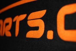 Oranger Text auf schwarzem Hintergrund, teilweise lesbar als ".com".