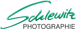 Logo mit grünem Schriftzug "Schelewitz" und schwarzem Text "PHOTOGRAPHIE" darunter.